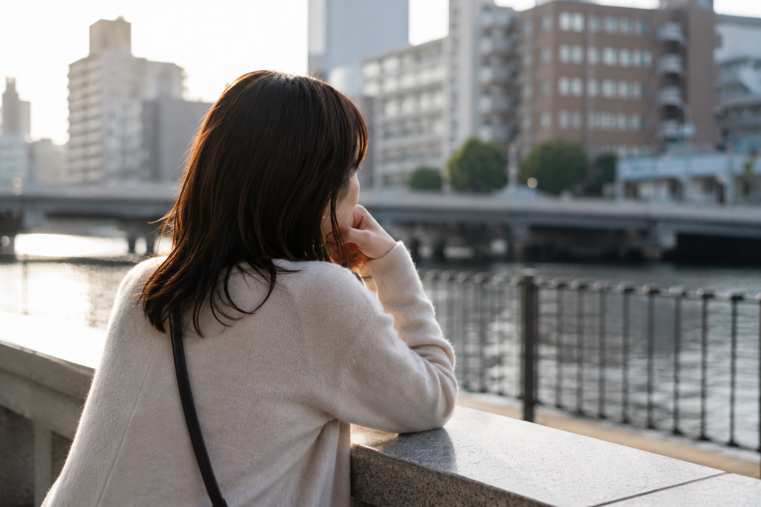 屋外で悩みを整理する相談者のイメージ